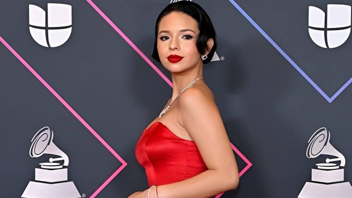 El grado de estudios de Ángela Aguilar