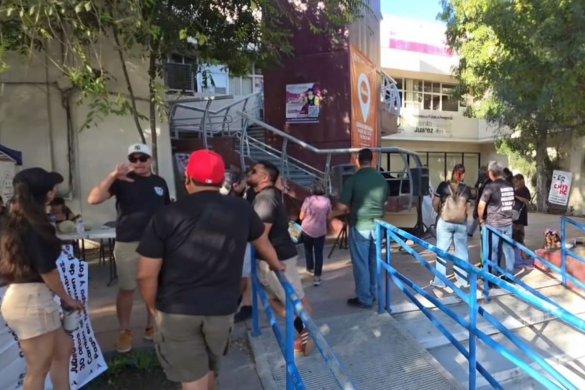 Maestros bloquean Secretaría de Educación en Tijuana por falta de pagos