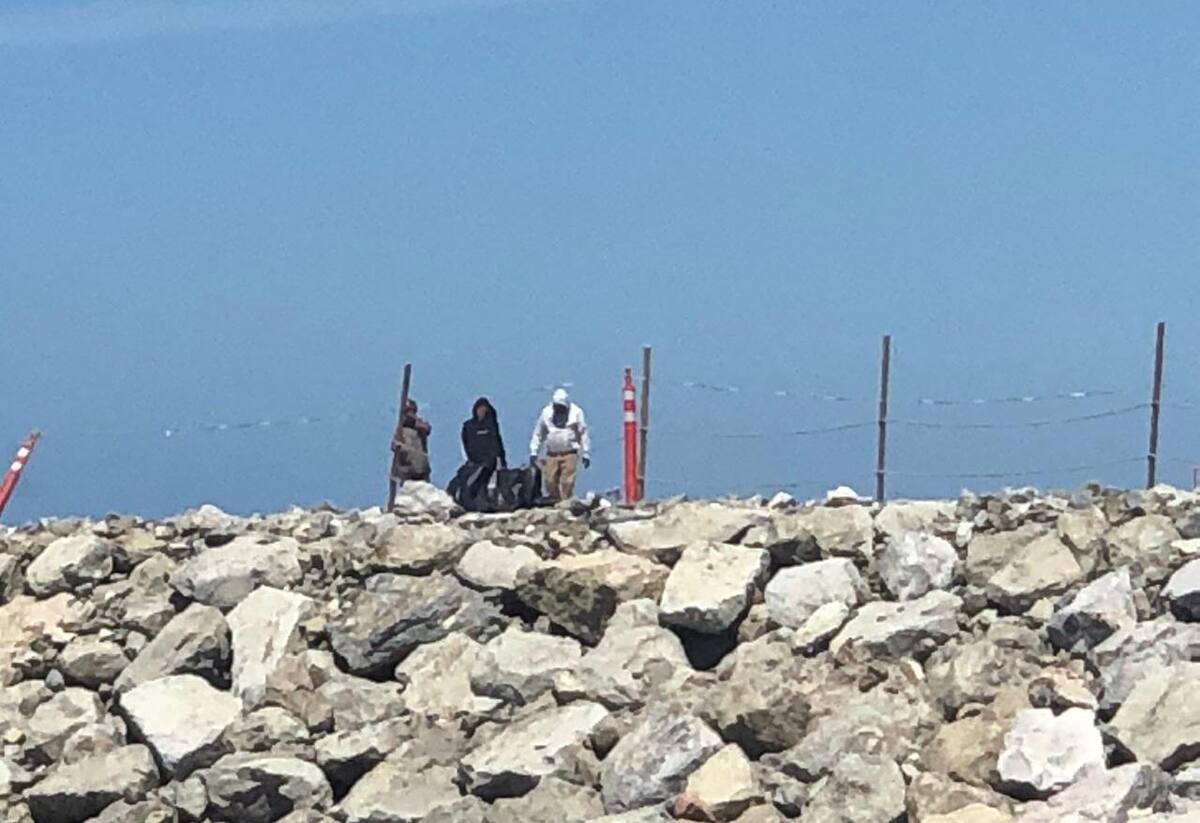 Ya se construyeron escaleras para subir a lo que llaman el corredor turístico y se creó un pasillo con cemento que delimita el área de playa asignada al fraccionamiento.