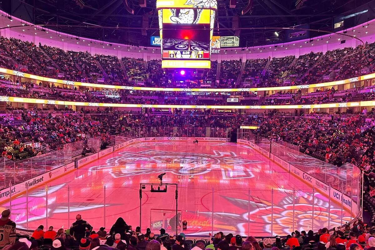 Celebran día de los muertos en partido de hockey en Honda Center