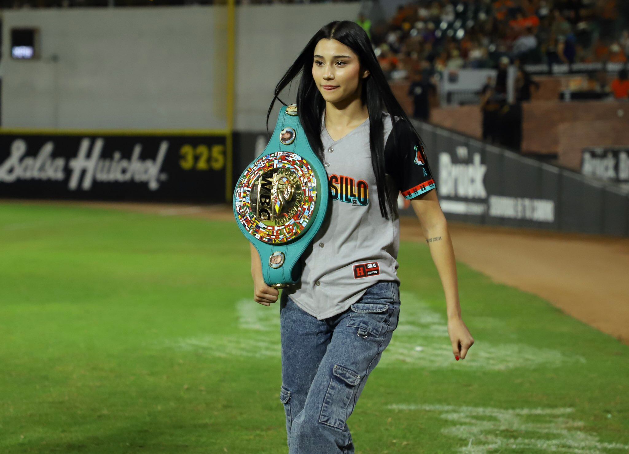 Camila Zamorano aparece en el Estadio Fernando Valenzuela durante el juego entre Naranjeros de Hermosillo y los Yaquis de Obregón. (Foto: @ClubNaranjeros)