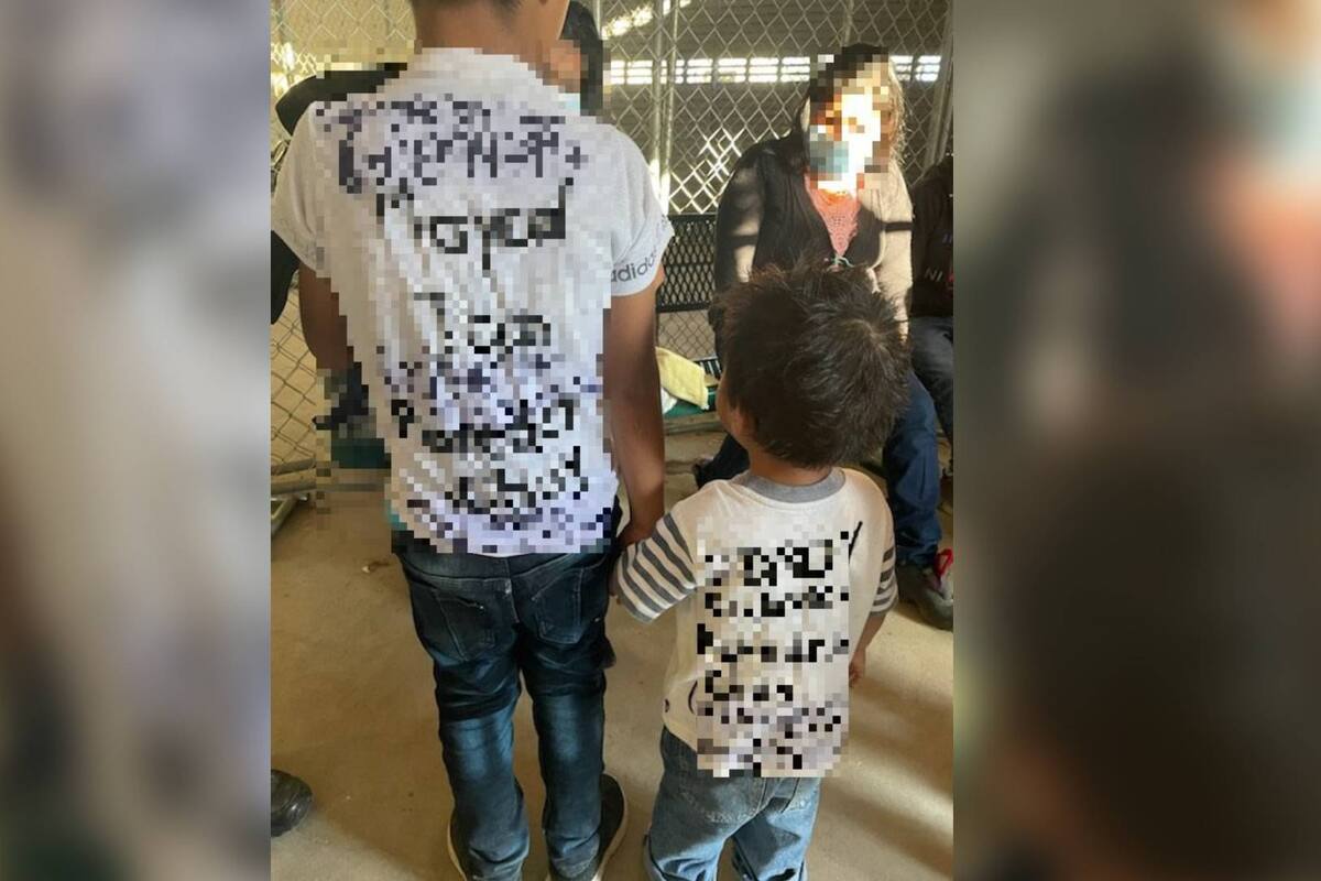 Abandonan en la frontera a dos niños de 2 y 6 años de edad con un mensaje escrito en sus camisetas