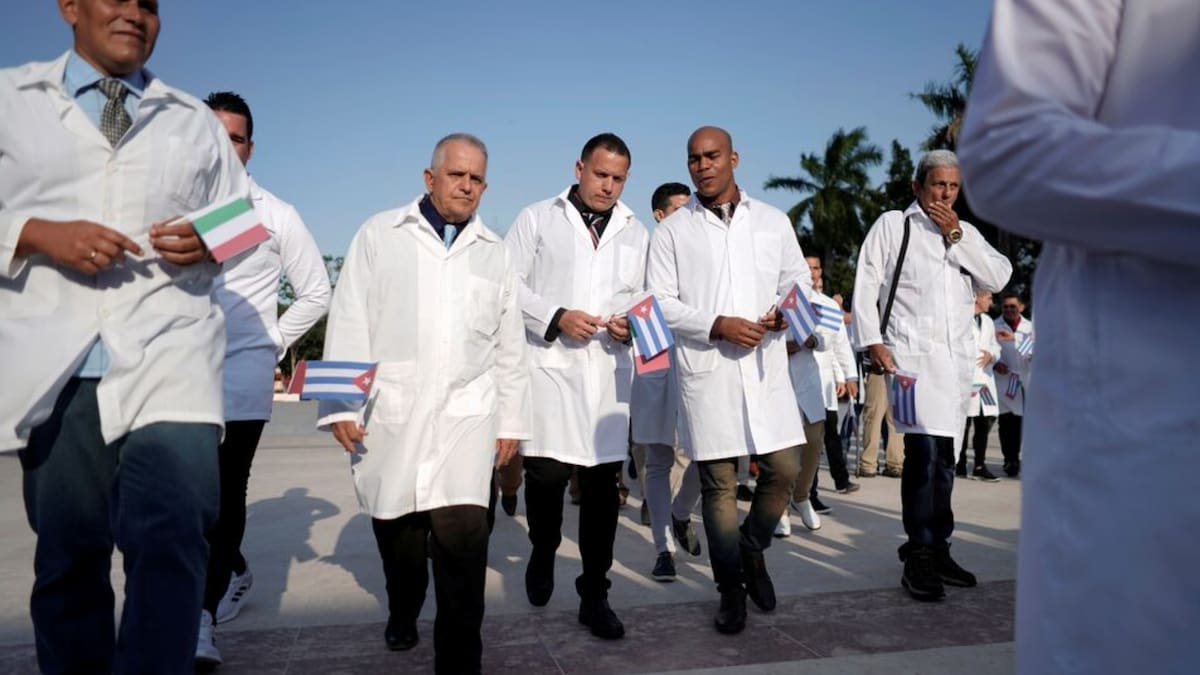 Durante emergencias y fenómenos naturales, médicos cubanos han permanecido en zonas afectadas, atendiendo a cerca de 12 mil pacientes bajo condiciones extremas. /Reuters