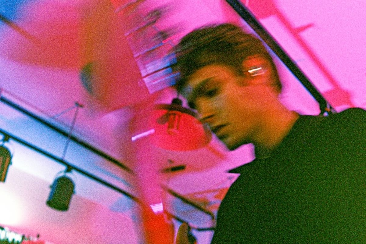 Moses Martin debuta con “People I’ve Met”: el hijo de Chris Martin inicia su carrera musical con un sonido propio