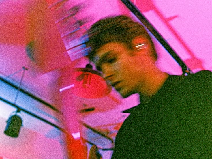 Moses Martin debuta con “People I’ve Met”: el hijo de Chris Martin inicia su carrera musical con un sonido propio