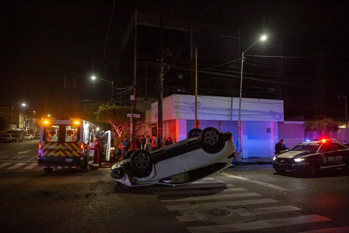 Una mujer y dos menores sufrieron crisis nerviosa tras volcar en la Zona Centro. Foto: Border Zoom