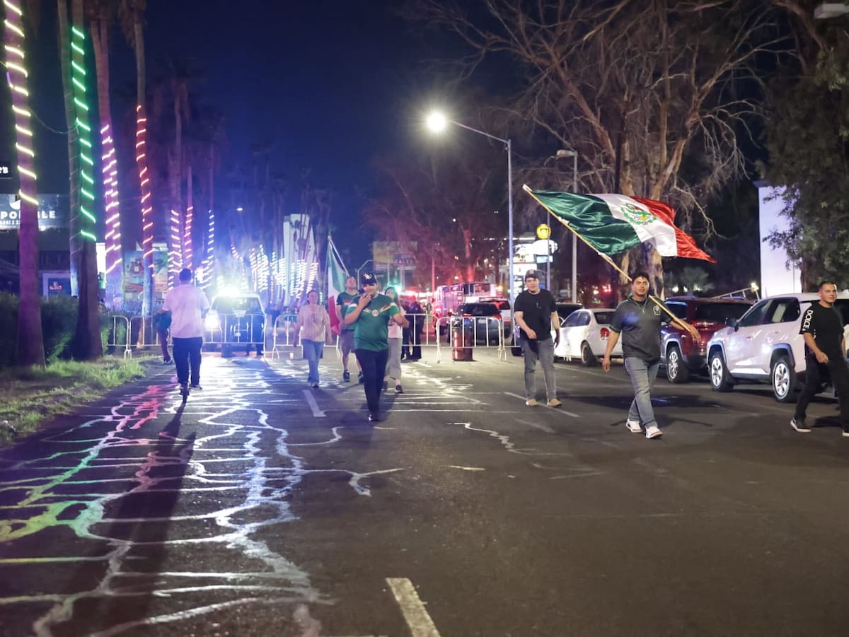 Alrededor de las 23:00 horas, elementos de la DSPM comenzaron a desalojar a los asistentes para reabrir la circulación vehicular en la zona.│Foto: Javier Gallegos