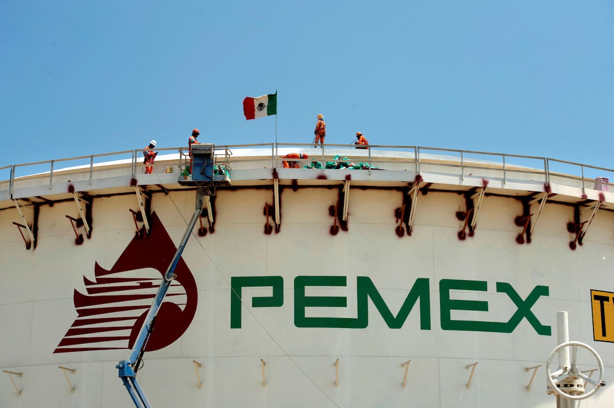 Imagen de archivo. Trabajadores arriba de un tanque en un sitio en construcción de la nueva refinería Olmeca, de la estatal Petróleos Mexicanos (Pemex), en el puerto Dos Bocas en Paraíso, México, en este folleto distribuido a Reuters el 30 de junio de 2022. Presidencia de México/Folleto vía REUTERS ESTA IMAGEN HA SIDO SUMINISTRADA POR UN TERCERO. CRÉDITO OBLIGATORIO. SIN REVENTAS. SIN ARCHIVOS