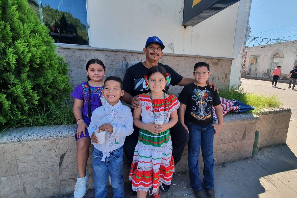 Disfrutan en familia su primer desfile del 16 de septiembre en Hermosillo