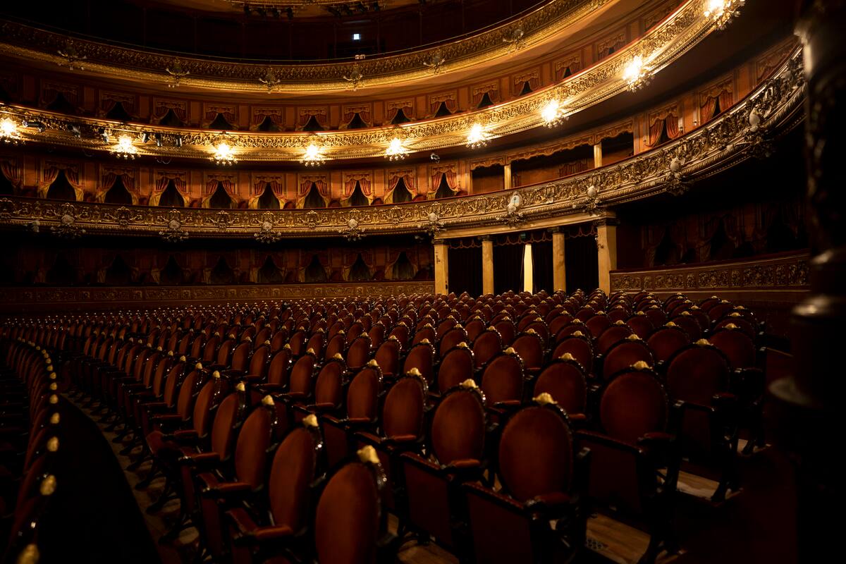 Los asientos del Teatro Colón están vacíos durante la cuarentena por el nuevo coronavirus en Buenos Aires, Argentina, el miércoles 22 de abril de 2020. A pesar del encierro, en las entrañas del emblemático teatro de Buenos Aires, los talleres continúan funcionando, no para hacer disfraces o zapatos de ballet, sino para fabricar máscaras que serán donadas a los voluntarios que ayudan a la población durante la pandemia del nuevo coronavirus. (AP Foto / Victor R. Caivano)