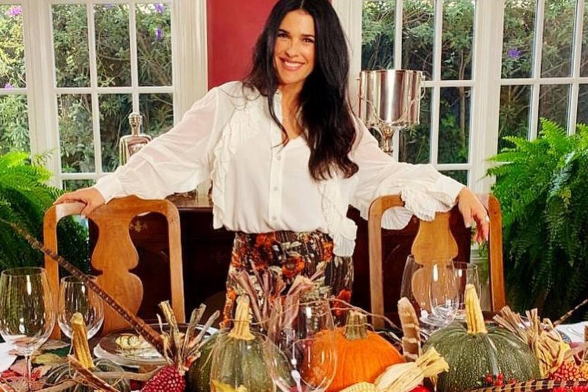 Martha Debayle da gracias al lado de su familia