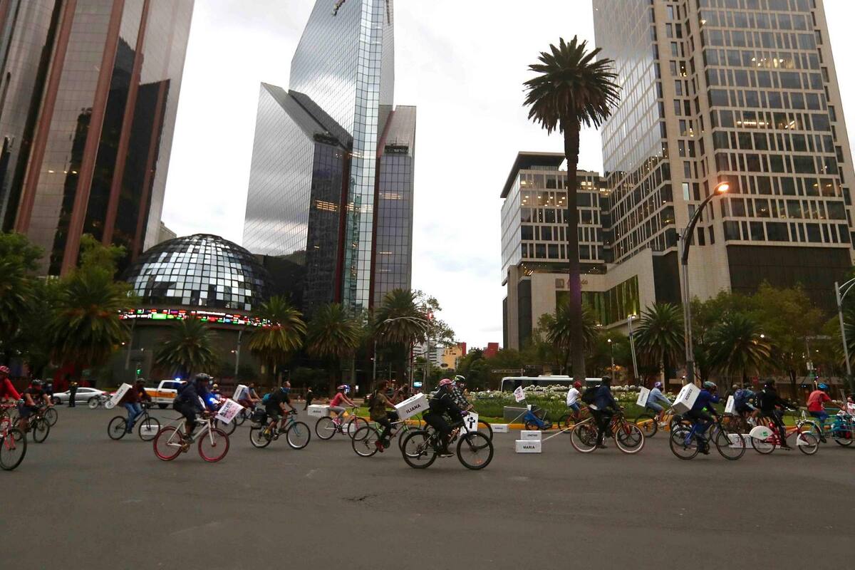 Arrastrando ataúdes, ciclistas se manifiestan en CDMX por la muerte de compañeros atropellados