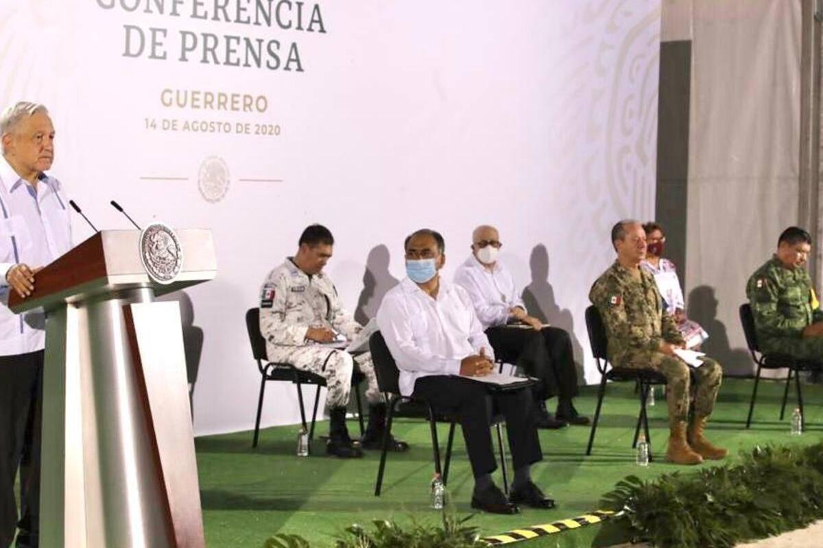 AMLO dice que Vicente Guerrero escribió "Sentimientos de la Nación"; Calderón lo corrige