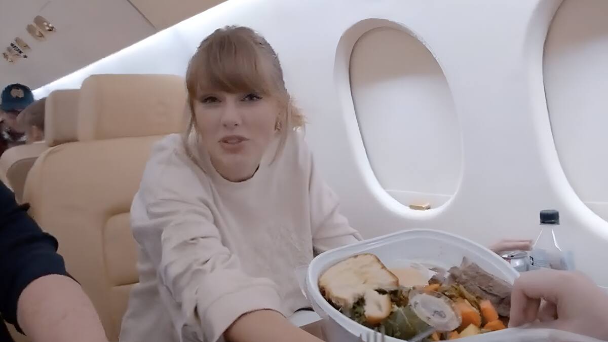 Taylor Swift durante uno de sus viajes en jet.