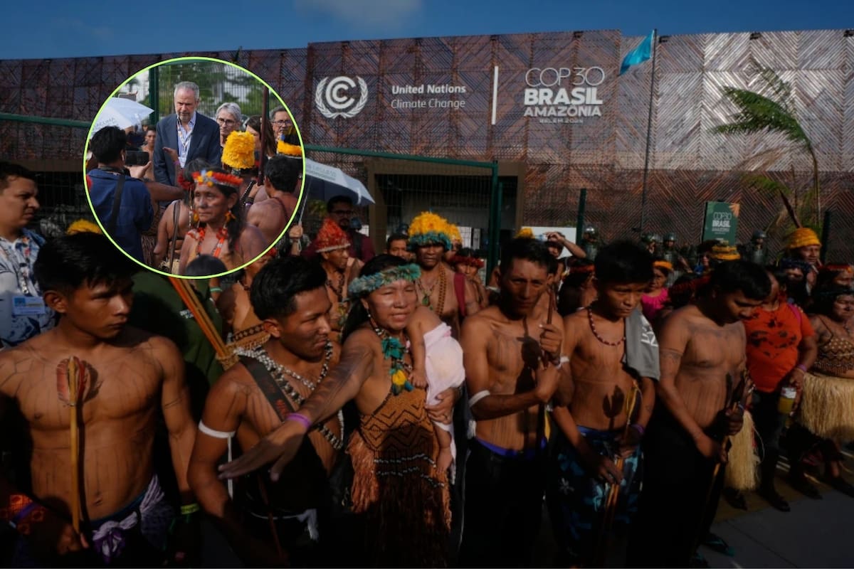 Manifestantes indígenas bloquean la entrada principal de la COP30 en Brasil en una protesta pacífica