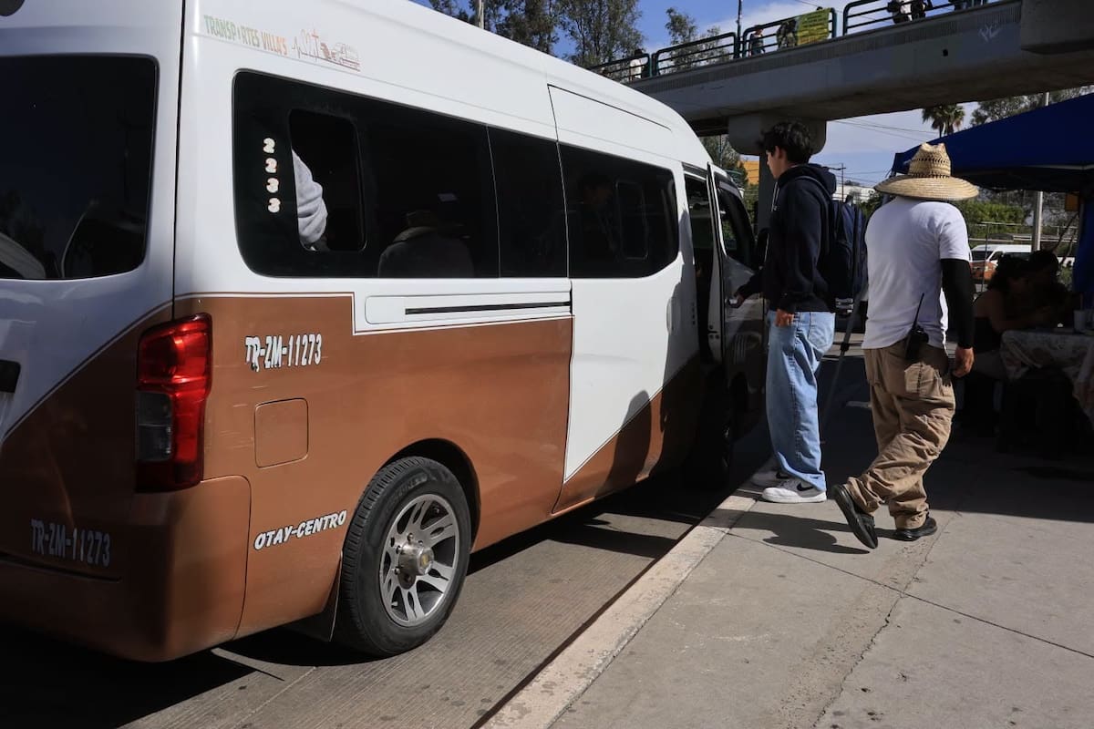 Taxistas Café con franjas blancas suben tarifa de 15 a 20 pesos en Tijuana
