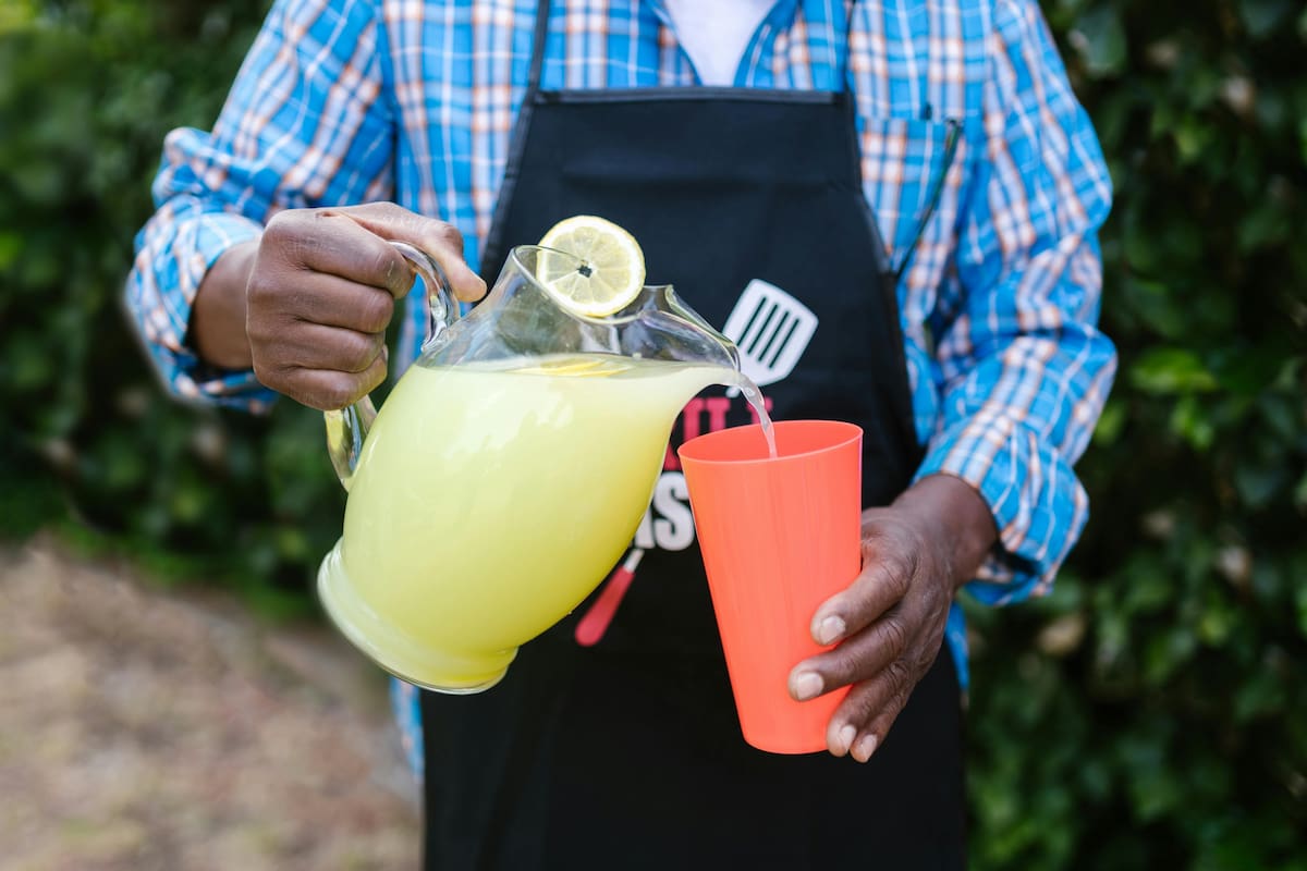 El limón es una de las frutas más conocidas por sus propiedades saludables y su alto contenido en vitamina C, antioxidantes y compuestos naturales que benefician al organismo de múltiples maneras.