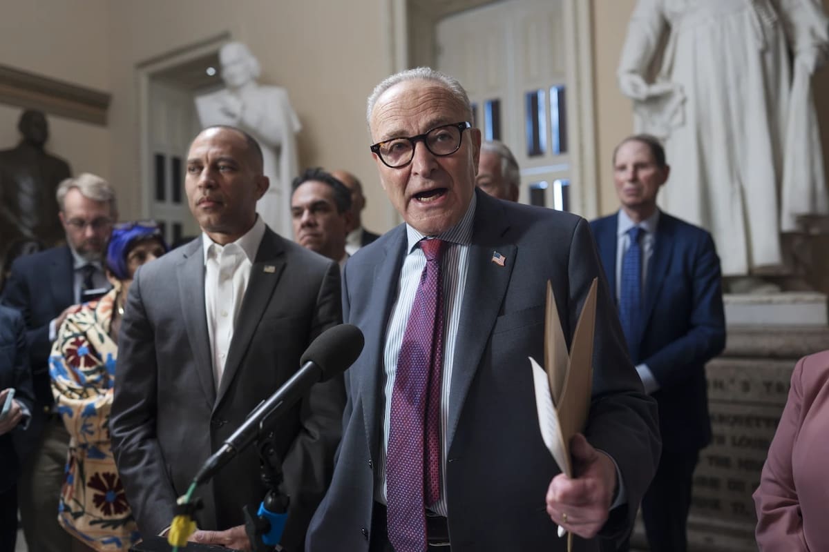 El líder demócrata de la Cámara de Representantes, Hakeem Jeffries (izquierda), y el líder demócrata del Senado, Chuck Schumer, ambos de Nueva York, dicen a la prensa que están unidos ante la proximidad de la fecha límite de financiación del 30 de septiembre, en el Capitolio en Washington, el jueves 11 de septiembre de 2025. | Crédito: AP/J. Scott Applewhite