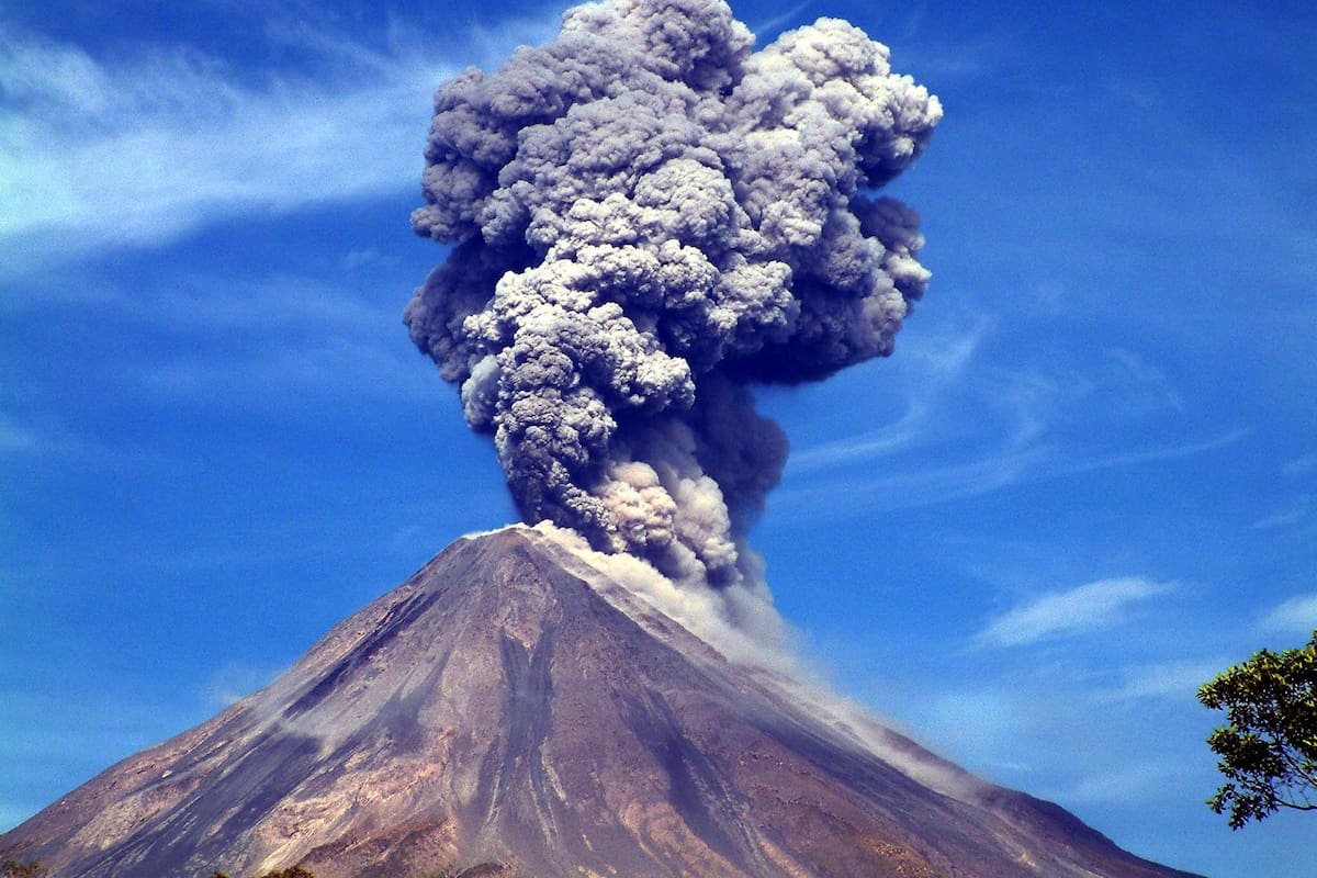 Cancelan vuelos por actividad del volcán Popocatépetl