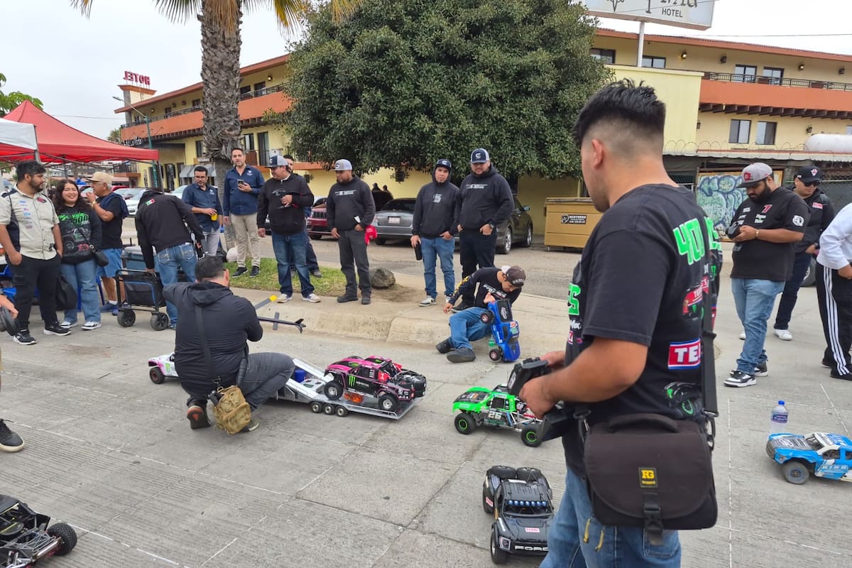 Aficionados de la Baja 500 reviven la emoción con Trophy Trucks a escala