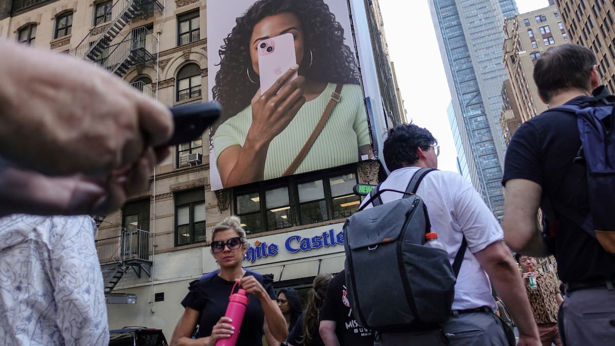 El estudio internacional revela que 31% de los hombres de la Generación Z considera que una esposa debe obedecer siempre a su marido. /Reuters