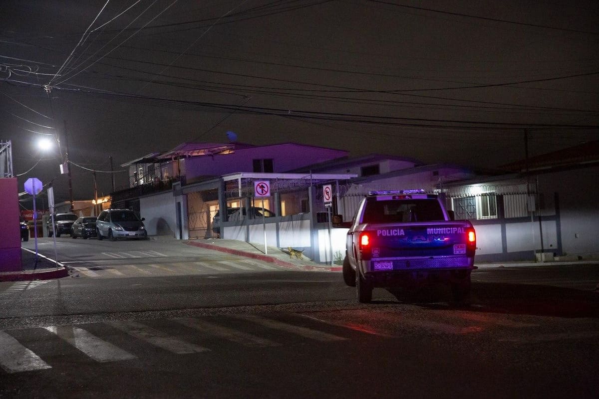 La víctima, de 37 años, fue trasladada en condición grave a un hospital tras recibir un disparo en el abdomen. Foto: Border Zoom