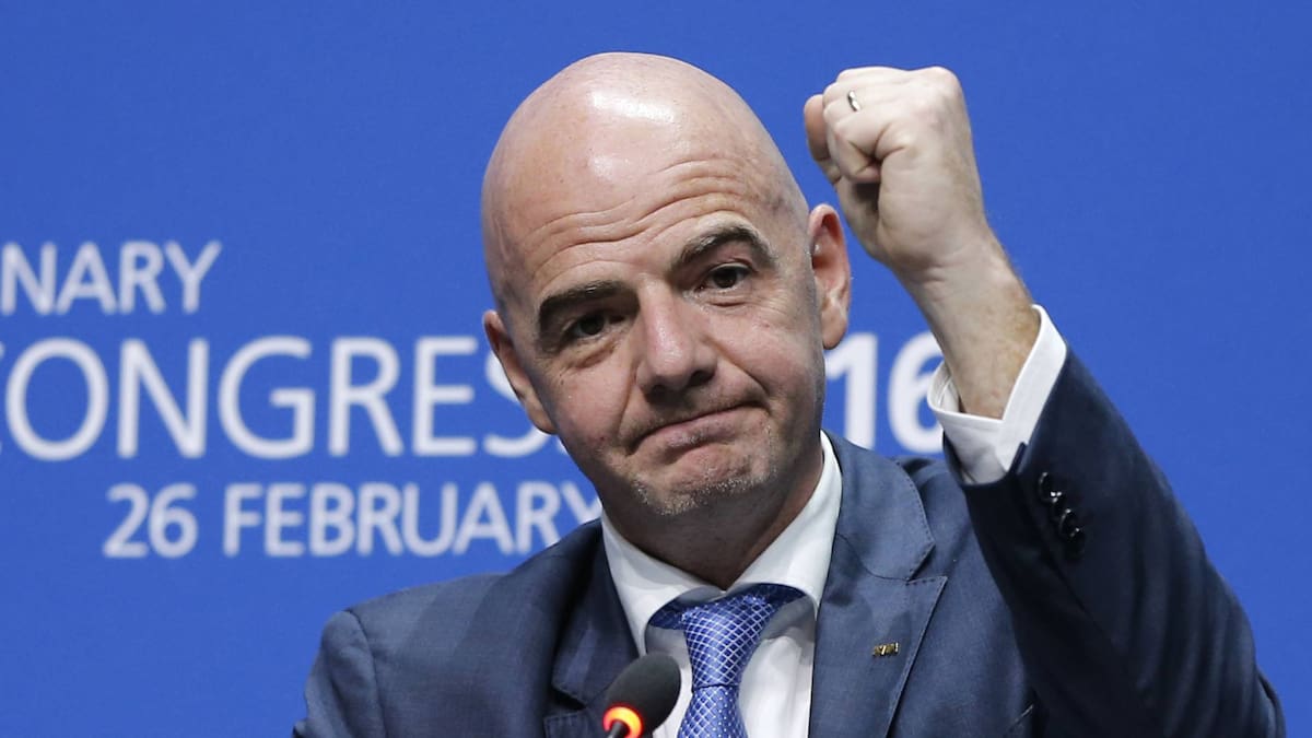 Gianni Infantino, presidente de FIFA, levanta el puño durante un congreso. (Foto: AP)