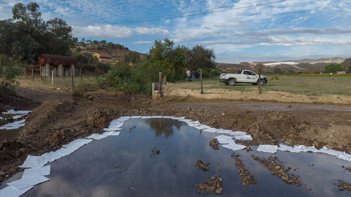 Un derrame de 9 mil litros de diésel contaminó dos kilómetros del arroyo Cañón Rosarito. Autoridades instalaron barreras y ordenaron limpiar la zona. Foto: Border Zoom