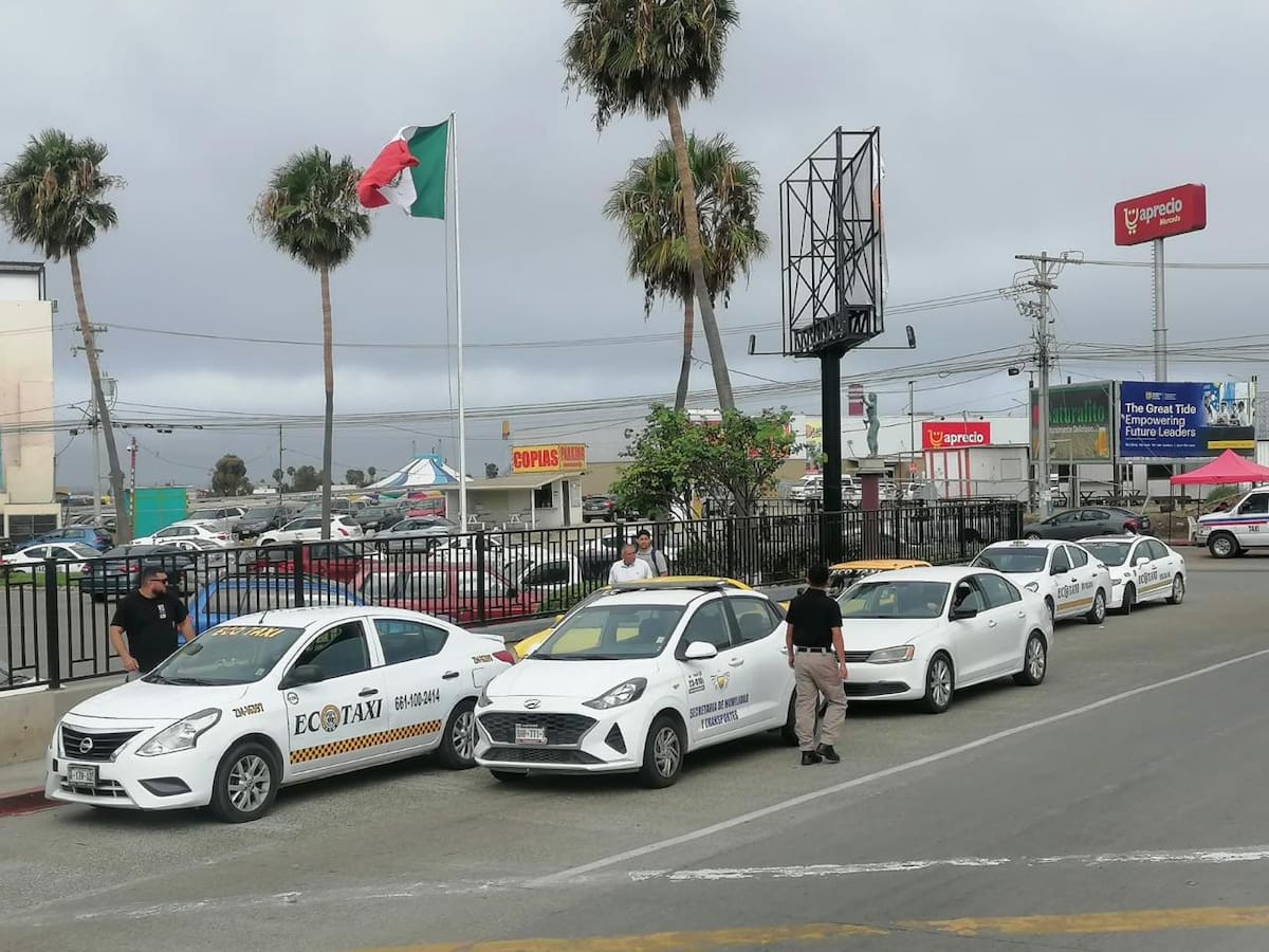 Choferes del transporte público se manifestaron para pedir al IMOS reforzar las inspecciones contra operadores de plataformas digitales que, aseguran, trabajan sin registro ni documentación oficial, lo que consideran una competencia desleal. Foto: Cortesía
