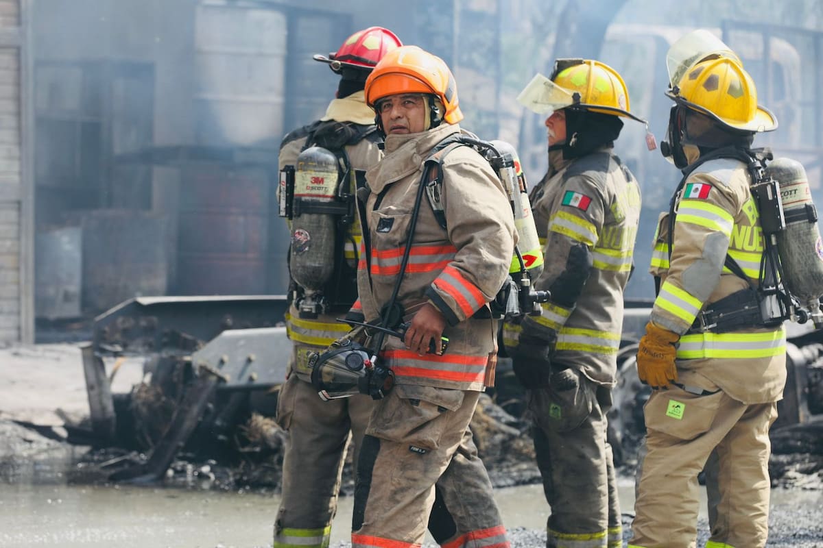 Unidad de Protección Civil Nuevo León atiende el reporte de incendio.