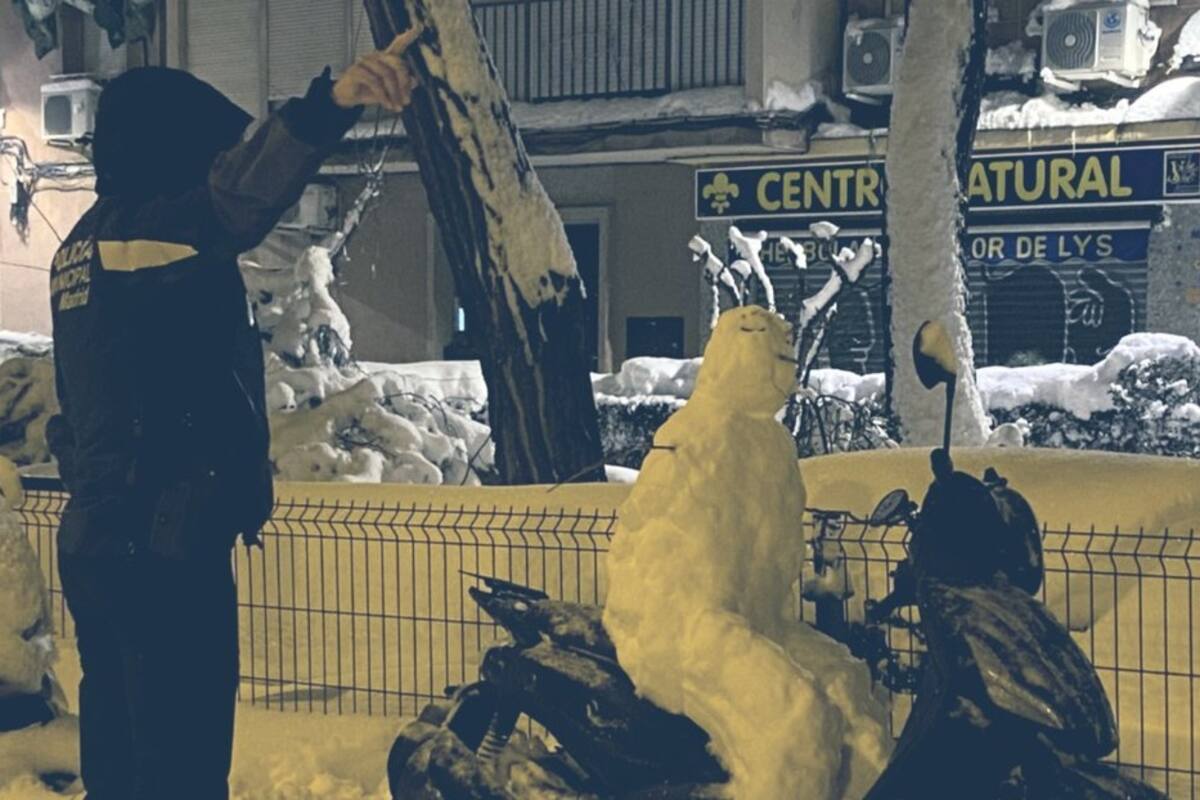 Policía de Madrid 'multa' a un muñeco de nieve por ir en moto sin casco