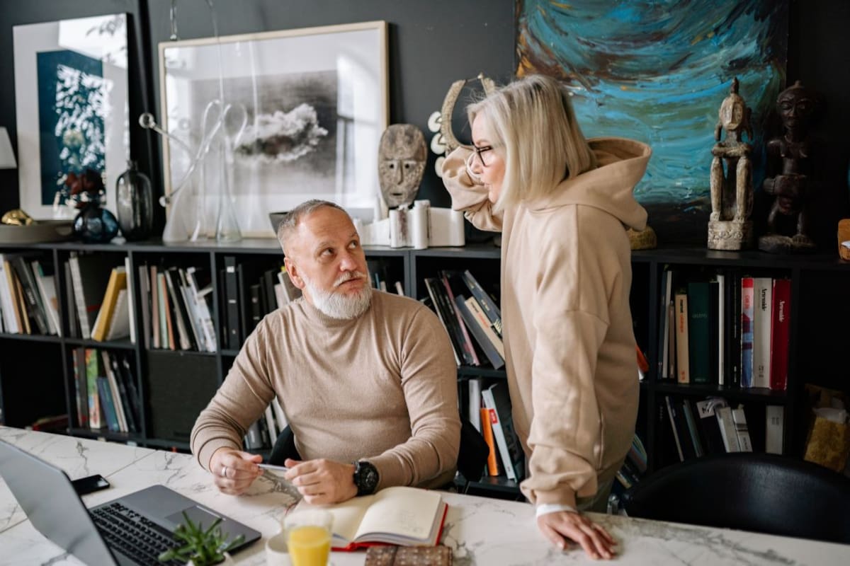 Cómo escuchar sin reaccionar a la defensiva: Esto hace tu cerebro cuando alguien expresa ideas contrarias a las tuyas y por qué sientes incomodidad cuando esto pasa