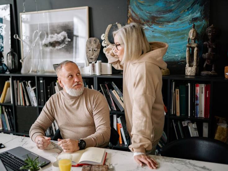 Cómo escuchar sin reaccionar a la defensiva: Esto hace tu cerebro cuando alguien expresa ideas contrarias a las tuyas y por qué sientes incomodidad cuando esto pasa