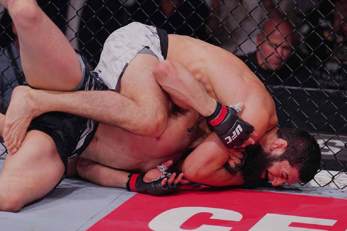 Khamzat Chimaev mantiene su invicto tras someter a Whittaker y apunta al título de UFC