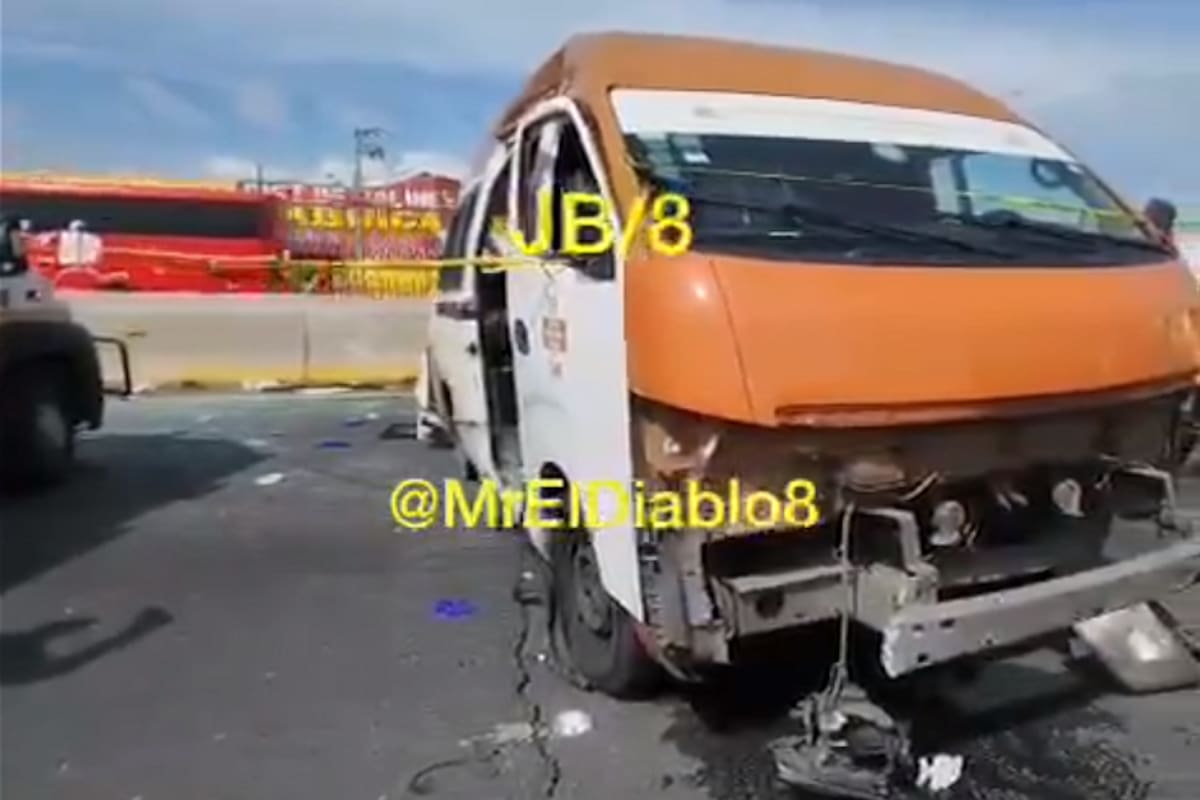 Un muerto y 15 heridos tras volcar combi en la México-Pachuca