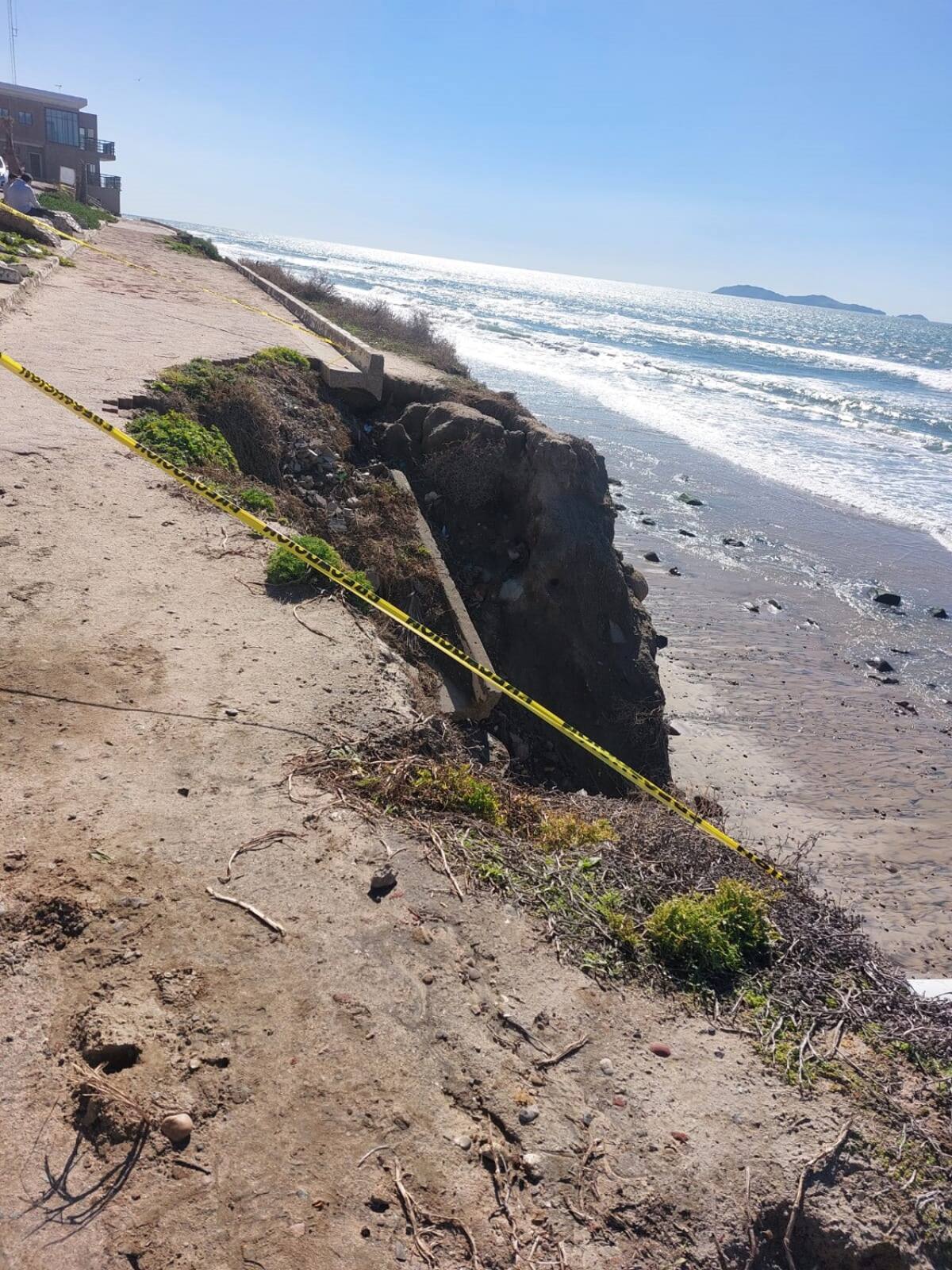 Reparan el socavón que se formó en el malecón de Playas.