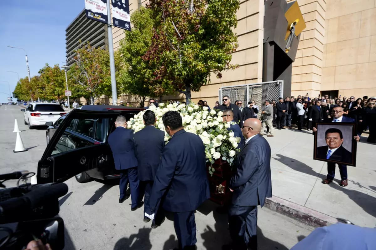 El ataúd del ex pitcher de los Dodgers de Los Ángeles Fernando Valenzuela es trasladado al cementerio tras el funeral público en la catedral de Nuestra Señora de Los Ángeles, el miércoles 6 de noviembre de 2024. (Damian Dovarganes/AP)