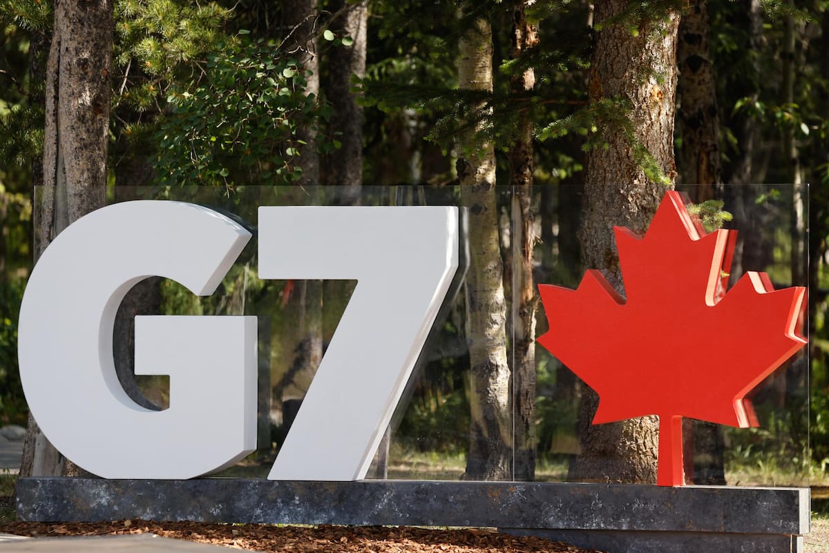Kananaskis (Canada), 16/06/2025.- The logo of the Group of Seven, G7, with a Canadian red maple leaf is on display before the official arrival ceremony of the G7 Summit at the Pomeroy Kananaskis Mountain Lodge, in Kananaskis, Alberta, Canada, 16 June 2025. EFE/EPA/LUDOVIC MARIN / POOL
