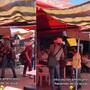 Turista estadounidense intenta callar a músico que tocaba en un tianguis y comerciantes lo enfrentan al asegurar que el artista “solo estaba trabajando” (VIDEO)