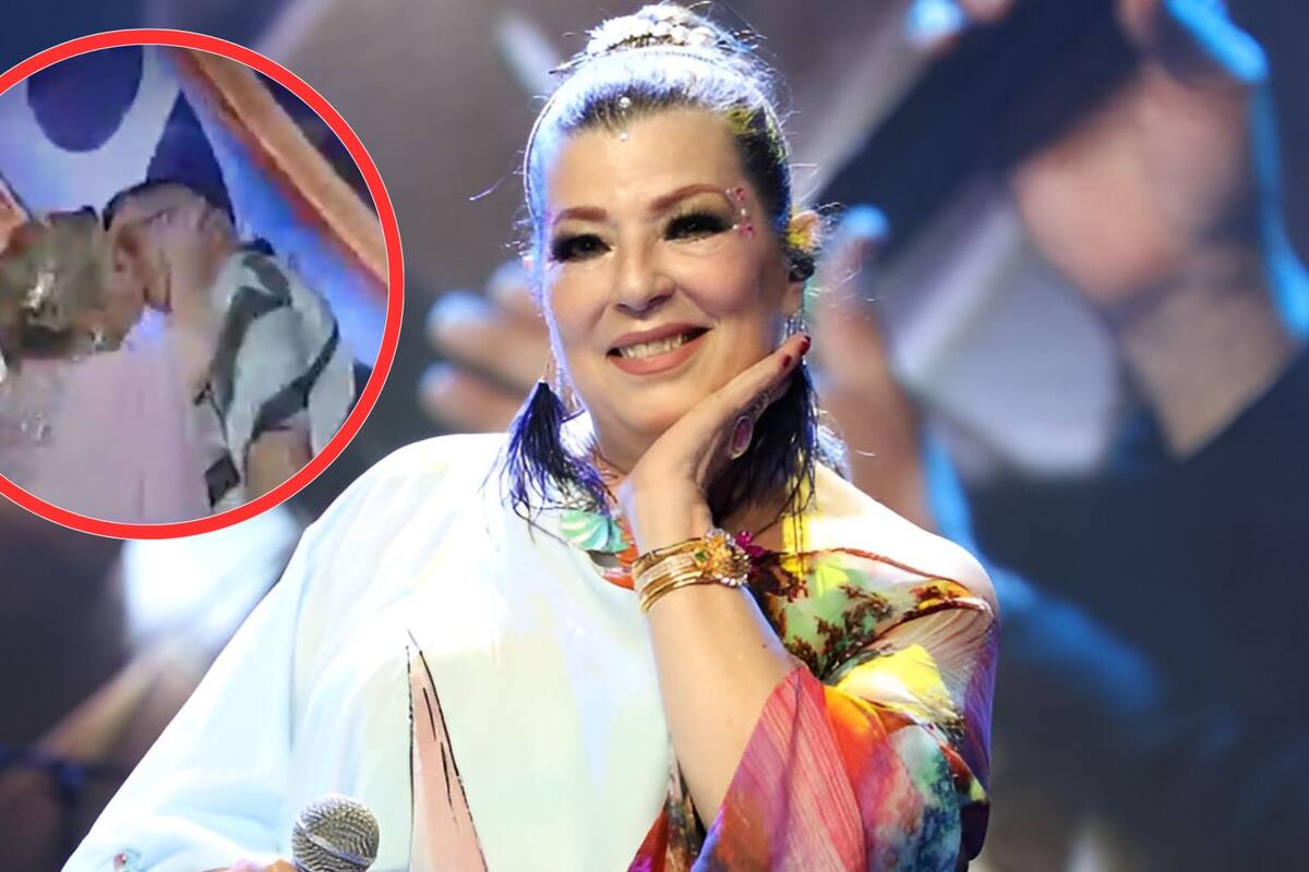 Margarita “la Diosa de la cumbia” sorprende al robarle un beso a su corista en pleno escenario