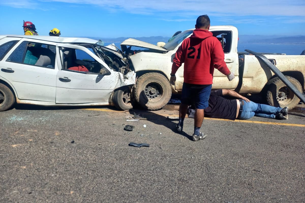 Tres muertos y múltiples heridos en accidente hacia La Bufadora