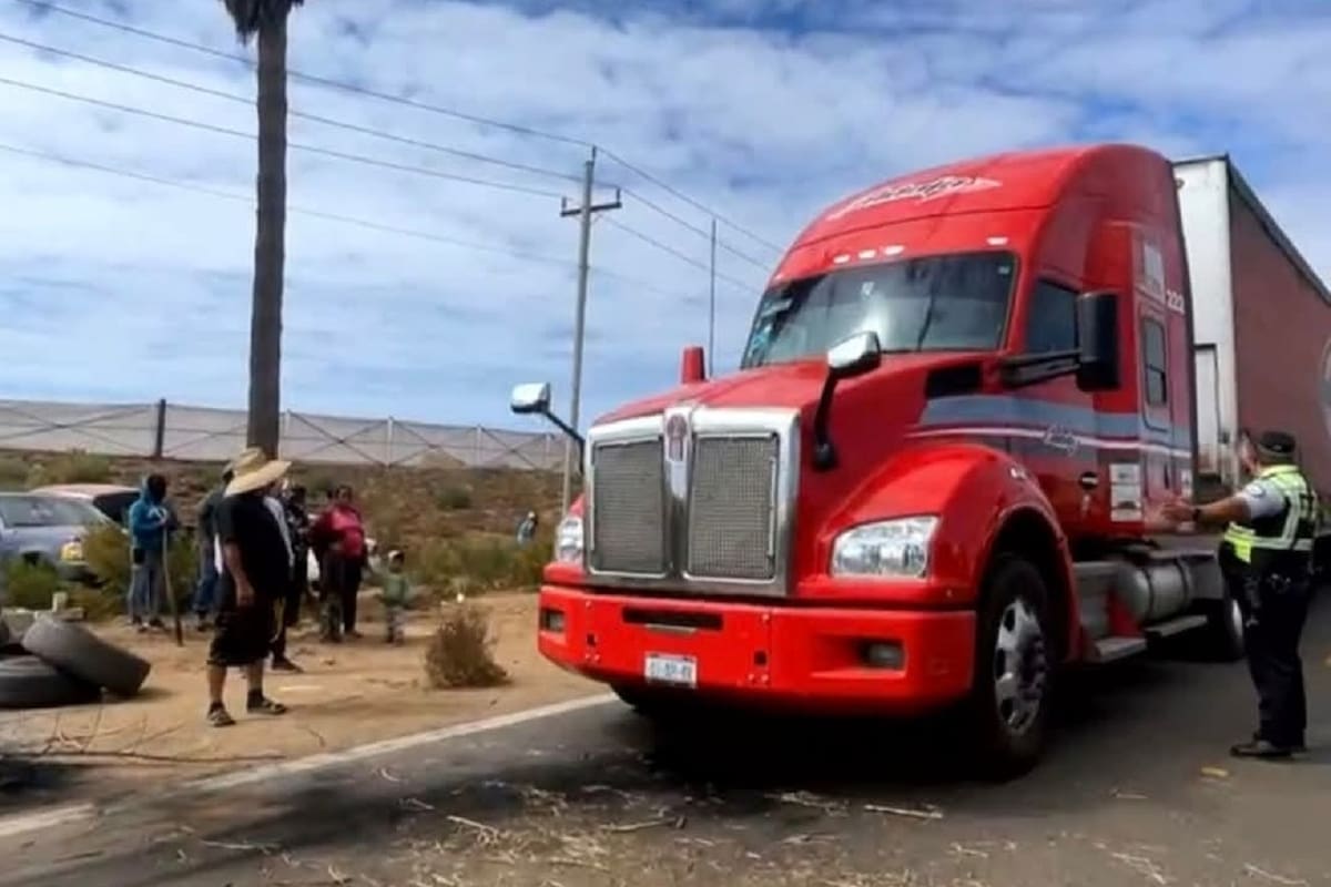 Liberan carretera Transpeninsular en Camalú