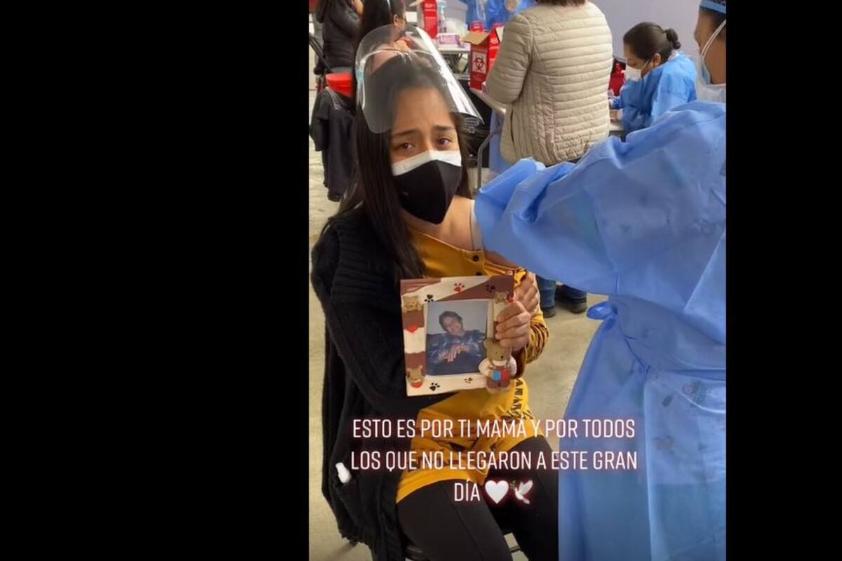 Joven llora abrazando foto de su abuela fallecida por Covid mientras se vacuna