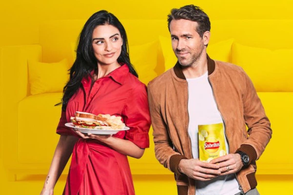 Aislinn Derbez protagonizará comercial de papas con Ryan Reynolds