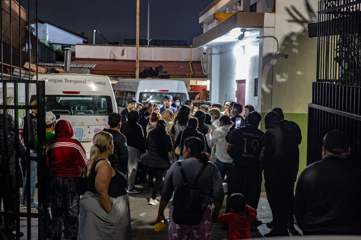 El incidente generó movilización de personal del albergue y Policía Municipal; una adolescente logró salir del inmueble, pero fue localizada en el exterior. Foto: Border Zoom