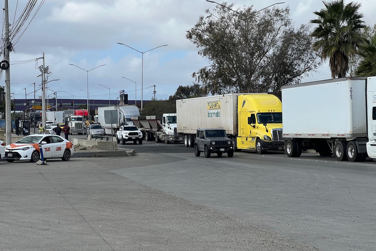 Esperan hasta siete horas en Garita comercial