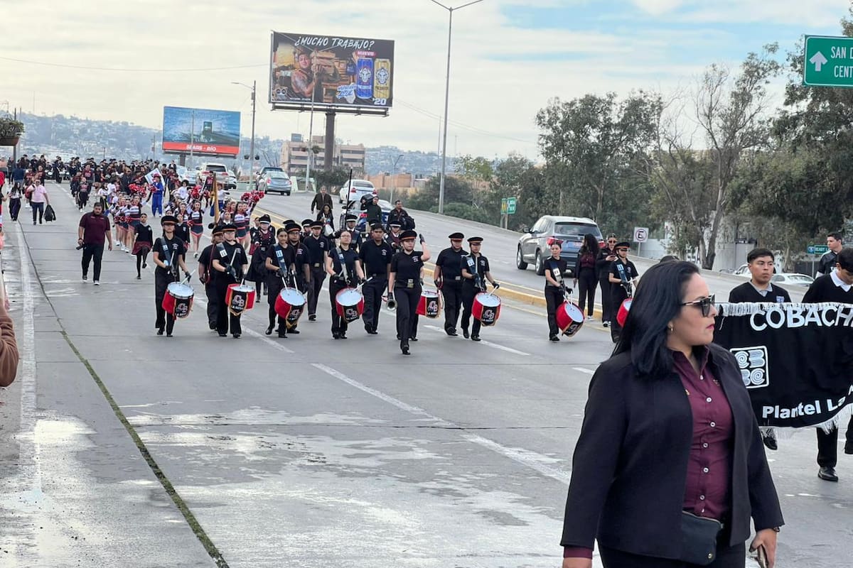 Desfilan frente a Palacio Municipal por el 20 de noviembre