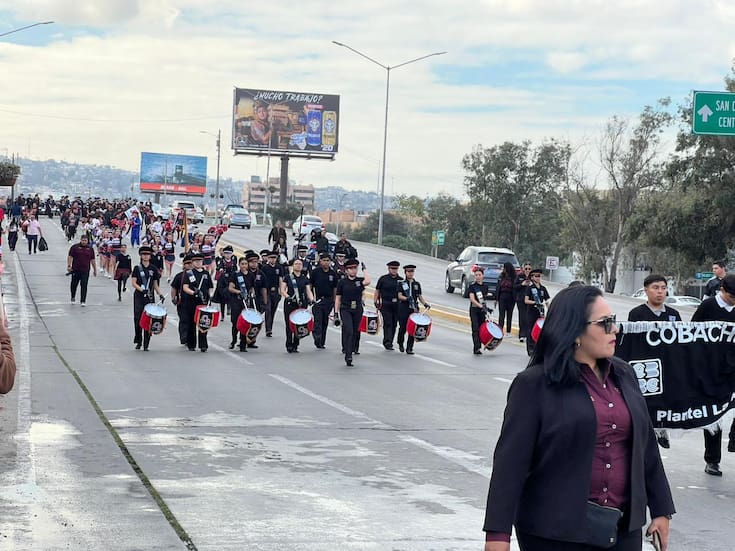 Desfilan frente a Palacio Municipal por el 20 de noviembre