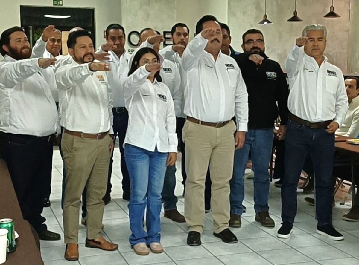 Pedro Flores Arredondo, fundador y decano del CICE fue el encargado de tomar la protesta al nuevo Consejo Directivo.