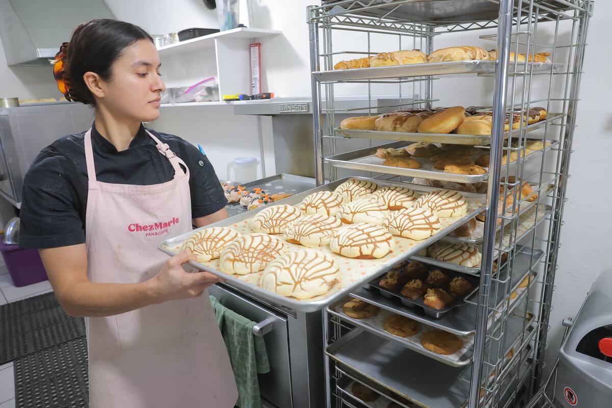 María Fernanda empieza su trabajo alrededor de las 02:00 horas, ya que cuida que sus clientes reciban el pan recién horneado.